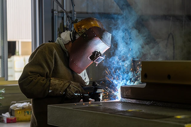 職人による手作業での溶接作業